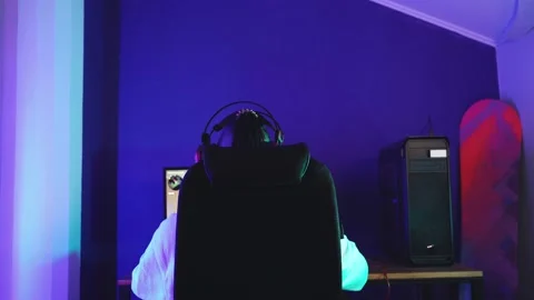 The guy with the dreadlocks plays hard at the computer, wins the fight Vidéo 143956440