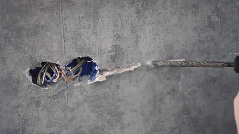 The guy drills a line in the wall for the cable.Close-up Vídeos de archivo 147077361
