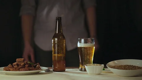 Guy is drinking beer and eat toast Vidéo 75657020