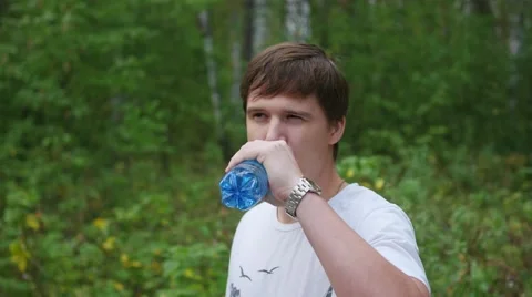 Guy drinking water from bottle Vidéo 67511003
