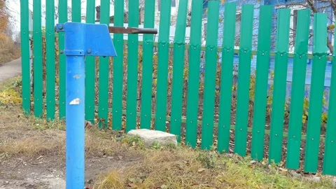 Guy drinks water from the water column 库存影片 82164850