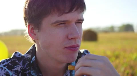 The guy eating at a picnic 動画素材 67285988