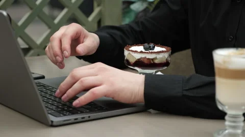 The guy eats dessert and works at the computer 库存影片 200839633