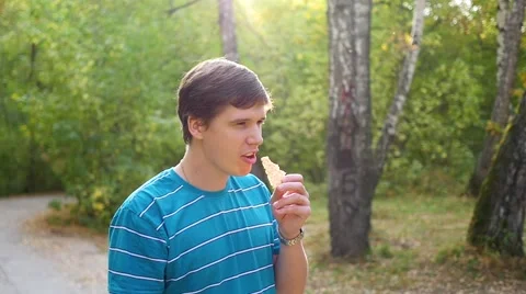 The guy eats in the Park 库存影片 67828209