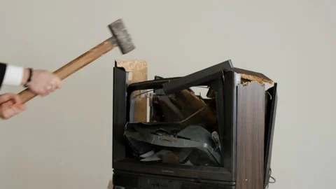 Guy In An Empty Room Smashes TV. Vidéo 119181525