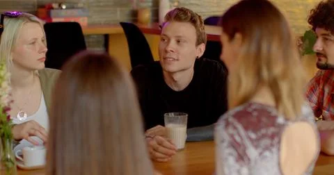 Guy is engaged in conversation at cafe table expressing needs opinion Foto stock