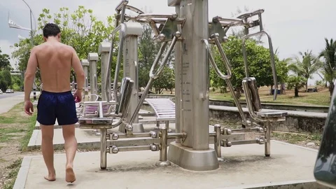 The guy is engaged in street exercise equipment 库存影片 120050169