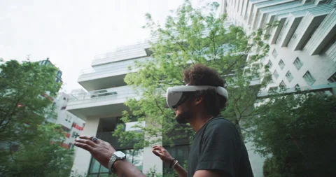 Guy experiencing vr goggles in a urban centre Stock Footage 201685412