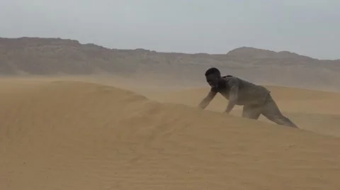 Guy falls on a desert sand Видео 67558422
