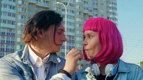 Guy feeds carefully his girlfriend from hands Video stock 160604348