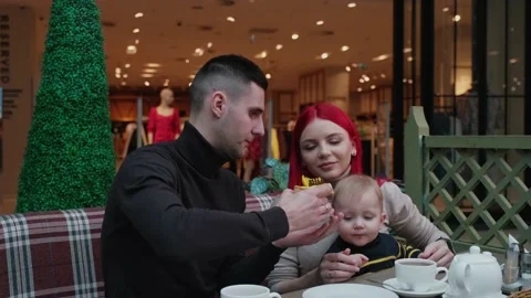 The guy feeds the girl a cake Vidéo 170814840