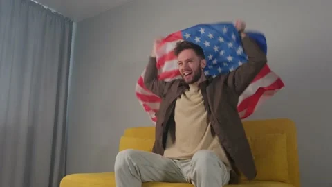 The guy is fiercely rooting for baseball Vidéo 171458080