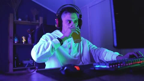 Guy gamer plays computer games at home. Vidéo 144605210