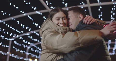 The guy gave his girlfriend a small gift during a meeting on their anniversary Vidéo 147631916