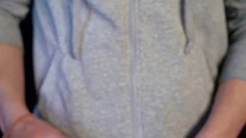 The guy gets out of the banks of the capsule, medicine, medication. closeup. Vidéo 128451060