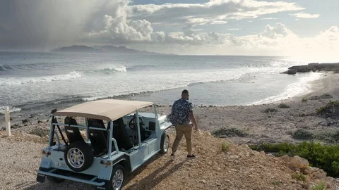 Guy getting out of moke car with scenic views v2 Vídeos de archivo 120767034