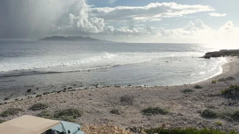 Guy getting out of moke car with scenic views v3 Vídeos de archivo 120767045