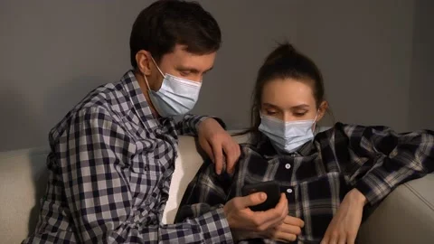 Guy Girl Couch Smart 库存影片 144376523