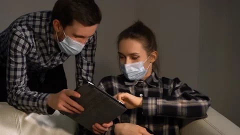 Guy Girl Tablet 库存影片 144376534