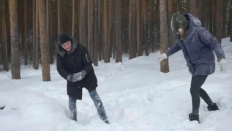The guy with the girl throw snowballs 库存影片 72249234