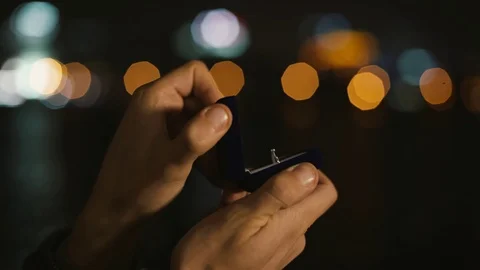 Guy gives a ring to his girlfriend2 Video stock 128917159