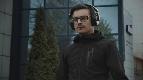 The guy goes in the headphones. Vidéo 131734311