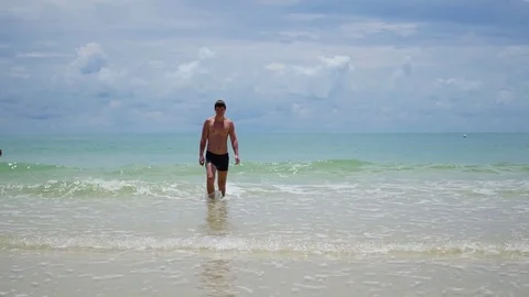 The guy goes from the sea to the shore Video stock 75090700