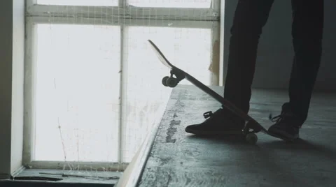 The guy goes on a skateboard Vídeo Stock 60065979