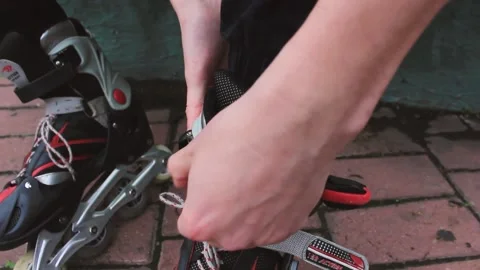 Guy is going to roller skate in the park 動画素材 130736923