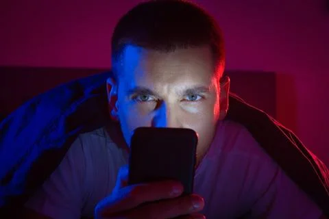 The guy got a security alert on his phone. Alarm button. Danger. Security W.. Foto stock