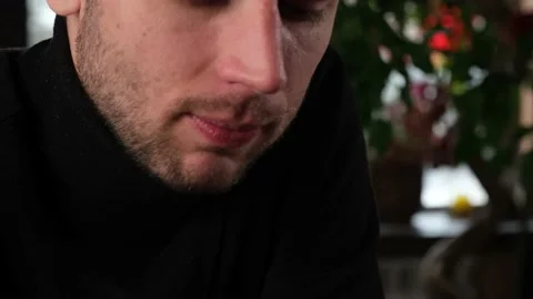 The guy greedily eats pasta in a cafe Vidéo 170556232