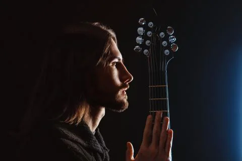 The guy with the guitar in the dark Foto stock