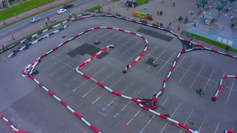 The guy helps the kart driver to get on the track 스톡 동영상 137391820