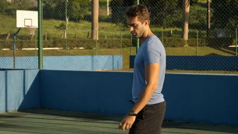 Guy hitting tennis ball Stock-Footage 92933991