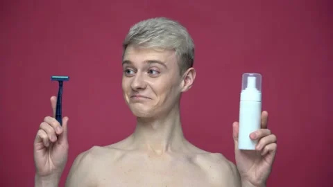 Guy holding razor and shaving cream. Morning routine, shaving concept 库存影片 155610189