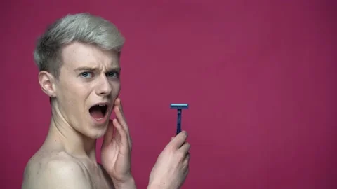 Guy holding razor isolated on red background, copy space. Shaving concept Stock-Footage 153630819