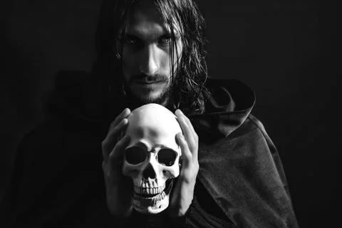 The guy holding the skull Foto stock