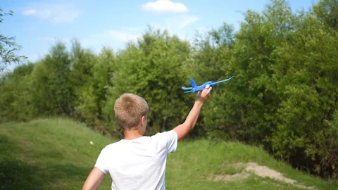 The guy holds in arm aircraft plain, simulates flight Vidéo 113802293