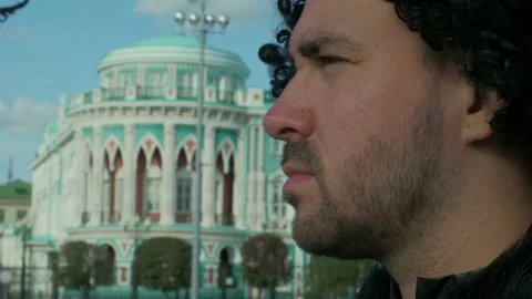 The guy in the Jon snow suit stands in middle of city. Game of Thrones Theme Vídeo Stock 130946481