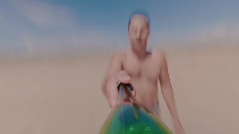 The guy is juggling a plastic bottle, tossing it in several turns. 库存影片 339932044