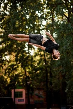 Guy jumping energetically and performs trick in the air Foto stock