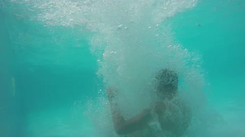 The Guy Jumps Into The Water Vídeo Stock 91593065