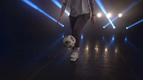 The guy kicks the ball cool Видео 151510194