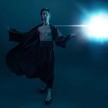 A guy in a kimono and geta in the image of a charismatic villain, Foto stock