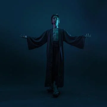 A guy in a kimono and geta in the image of a charismatic villain, Foto stock