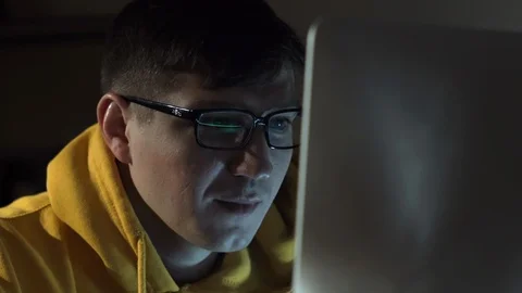 The guy at the laptop smiles Stockbeeldmateriaal 123374848