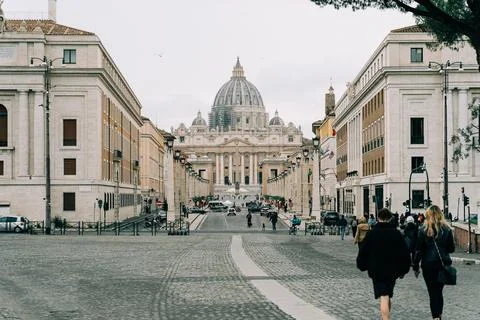 A guy leaning on a bicycle in an empty square in front of the Pantheon in Rom Stock Photos