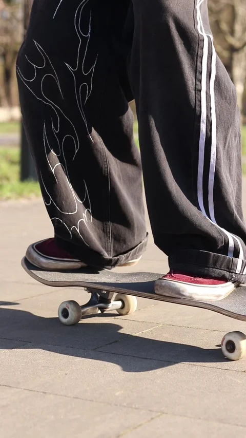 The guy is learning to do tricks on a skateboard Video stock 332353962