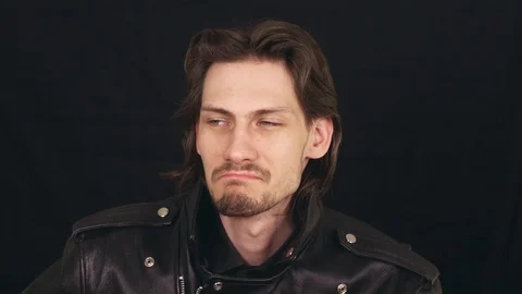The guy in the leather jacket Vídeos de archivo 89824146