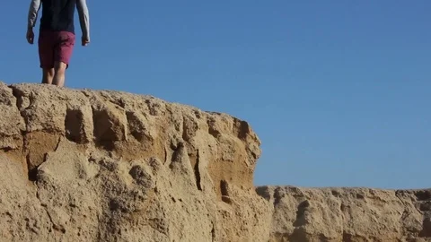 The guy leaves the edge of the cliff Vidéo 82453904